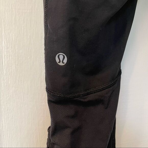 Lululemon Stash It Crop Animal Swirl Embossed Black - Picture 2 of 12